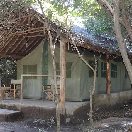 Enchoro Wildlife Camp Hotel Ololaimutiek ภายนอก รูปภาพ