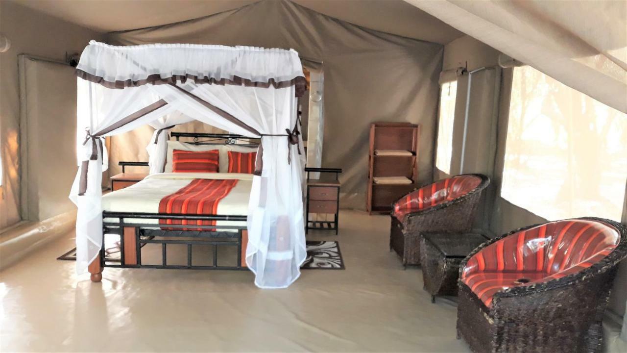 Enchoro Wildlife Camp Hotel Ololaimutiek ภายนอก รูปภาพ