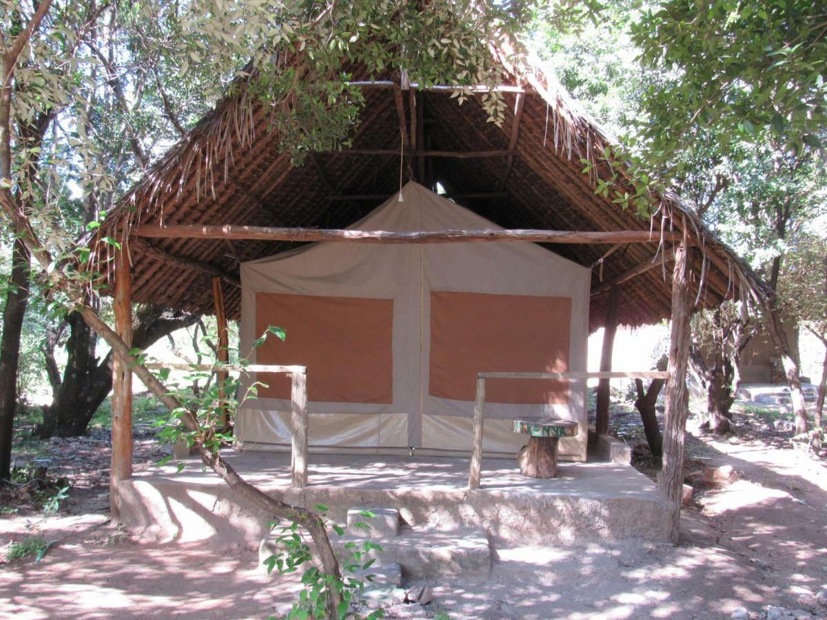 Enchoro Wildlife Camp Hotel Ololaimutiek ภายนอก รูปภาพ